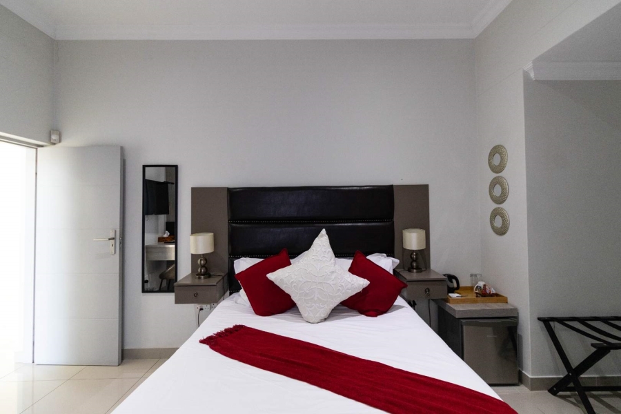 7 Bedroom Property for Sale in Sandbaai Western Cape